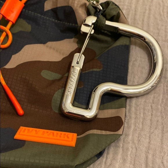 IVY PARK ADDIDAS Camouflage Crossbody Bag with Orange Accents . Unisex model - Picture 4 of 9